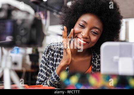 Hübsche dunkelhäutige Frau mit hellen Make-up Gut Stockfoto