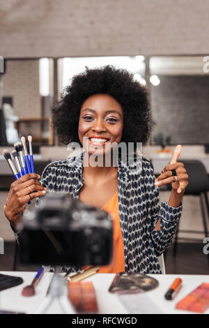 Cute afrikanische amerikanische Frau mit lockigem Haar, Foto für Fashion Magazin Stockfoto