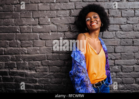 Adorable african american Model in einem Trendy T-Shirt für ein Foto posiert Stockfoto