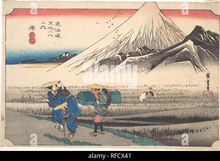 Hara; Asa keine Fuji. Artist: Utagawa Hiroshige (Japanisch, Tokyo (EDO) 1797-1858 Tokyo (EDO)). Kultur: Japan. Abmessungen: 9 15/32 x 14 1/8 in. (24,1 x 35,9 cm). Datum: Ca. 1833-34. Der Blick auf den Berg Fuji ist praktisch ungehindert aus dem Ort namens Hara (wörtlich "Feld"). Majestätischen Höhe des Berges wird betont, wie ihren Höhepunkt über den Rahmen des Bildes erstreckt. Zwei Frauen, die durch einen männlichen Begleiter auf Reisen Kleid begleitet, scheinen begeistert von der atemberaubenden Aussicht. Museum: Metropolitan Museum of Art, New York, USA. Stockfoto