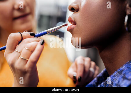 Blonde junge stylistin mit schwarzem Nagellack Gefühl positiv Stockfoto