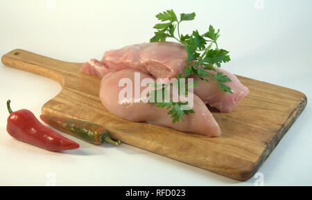 Huhn weißes Fleisch, Filets, gehackte Petersilie und rote Paprika. Ein Bild auf einem weißen Hintergrund. Stockfoto
