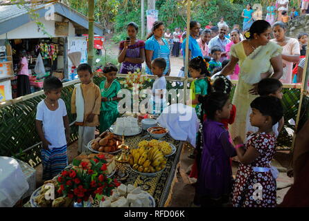 Sri Lanka - In einem Dorf, am Tag des Vollmondes, Buddhisten und Hindus feiern zusammen, Kinder und Familien eine Zeremonie mit eleganter Kleidung. Stockfoto