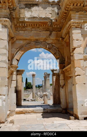 Tor der antiken Stadt Ephesos Agora. Izmir, Türkei. Es wurde im 2.Jahrhundert v. Chr. erbaut. Stockfoto