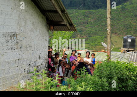 Nuwara Eliya, Sri Lanka - freundliche Teepflückerinnen und Landarbeiter, eine Familie, die von einem Haus in Sri Lanka zu den Teeplantagen, sagt Auf Wiedersehen. Stockfoto