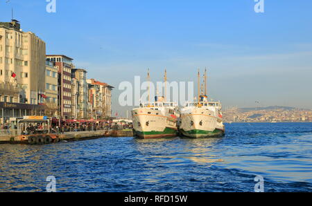 Istanbul, Türkei - Passagier Dampfer. Werden die Passagiere auf dem gegenüberliegenden Ufer des Bosporus, in Karaköy pier wartet. Stockfoto