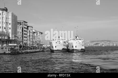 Istanbul, Türkei - Passagier Dampfer. Werden die Passagiere auf dem gegenüberliegenden Ufer des Bosporus, in Karaköy pier wartet. Stockfoto