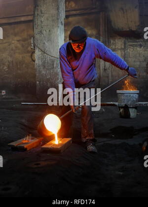 Gaziantep, eisenguss Workshop/Türkei - cast in einem Workshop die Kanaldeckel, gießt geschmolzenes Eisen in Formen der Arbeiter. Stockfoto