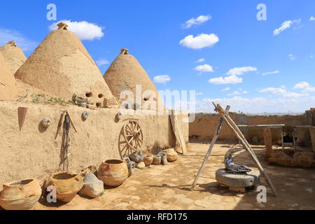 Harran, sanli Urfa, Türkei angesichts der traditionellen konischen Häuser von Harran. Stockfoto