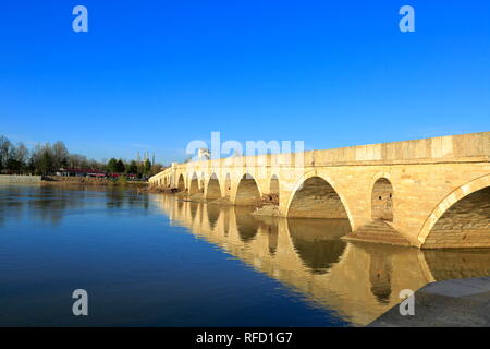 Meric Brücke, Türkei. In Edirne an der Grenze zu Griechenland, dem Fluss Meric und seine Brücke und der Selimiye Moschee im Hintergrund. Stockfoto