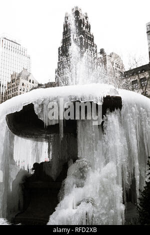 Die Josephine Shaw Lowell Memorial Fountain, gefroren im Winter, Bryant Park, NYC Stockfoto