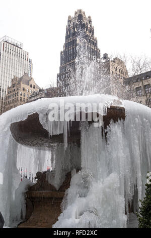 Die Josephine Shaw Lowell Memorial Fountain, gefroren im Winter, Bryant Park, NYC Stockfoto