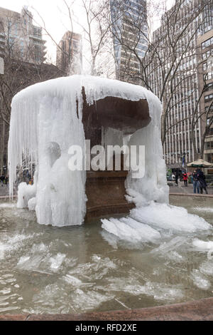 Die Josephine Shaw Lowell Memorial Fountain, gefroren im Winter, Bryant Park, NYC Stockfoto