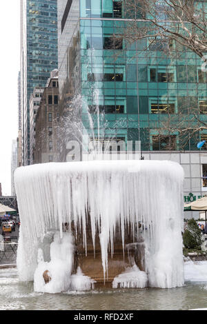 Die Josephine Shaw Lowell Memorial Fountain, gefroren im Winter, Bryant Park, NYC Stockfoto