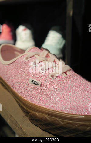 Vans ist ein Skateboard Schuhe und Bekleidung Einzelhandel mit einem Speicher auf 34th Street, New York, USA Stockfoto
