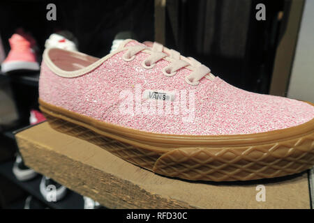Vans ist ein Skateboard Schuhe und Bekleidung Einzelhandel mit einem Speicher auf 34th Street, New York, USA Stockfoto