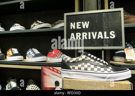 Vans ist ein Skateboard Schuhe und Bekleidung Einzelhandel mit einem Speicher auf 34th Street, New York, USA Stockfoto