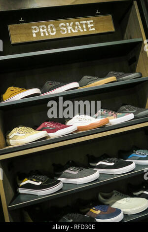 Vans ist ein Skateboard Schuhe und Bekleidung Einzelhandel mit einem Speicher auf 34th Street, New York, USA Stockfoto