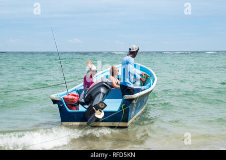 Ein Foto von einem Boot mit zwei Touristen, die sich einem Dolphin Watching Trip in Manzanillo, Costa Rica Stockfoto