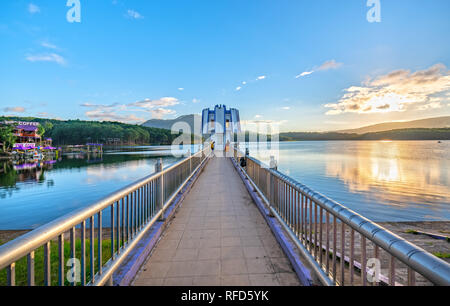 Die architektonische Schönheit der Wasserkraft bei Sonnenuntergang Himmel zieht Touristen zu besuchen und zu fotografieren. Stockfoto