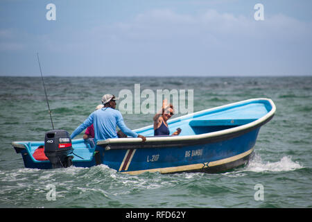 Ein Foto von einem Boot mit zwei Touristen, die sich einem Dolphin Watching Trip in Manzanillo, Costa Rica Stockfoto