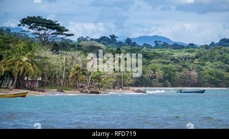 Einen malerischen Blick auf den atemberaubenden tropischen Landschaft von Manzanillo, eine schöne bewaldete und bergige Gegend auf der karibischen Seite Costa Rica Stockfoto