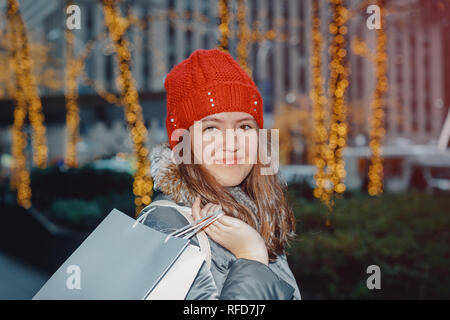 Schönen roten Kopf junger Teenager in der Stadt draußen Abstract blur Licht Stockfoto