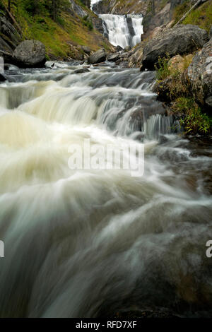 WY 02945-00 ... WYOMING - Mystic Falls auf das Kleine Firehole River im Yellowstone National Park. Stockfoto