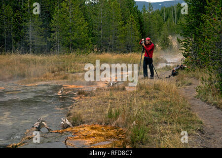 WY 02960-00 ... WYOMING - Tom fotografieren entlang einer bunten Abschnitt des Kaiserlichen Creek in der Unteren Geyser Basin Bereich der Yellowstone National Park. Stockfoto