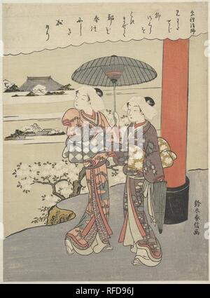 Gedicht von der Mönch Sosei (akt. 850-97). Artist: Suzuki Harunobu (Japanisch, 1725-1770). Kultur: Japan. Abmessungen: 10 7/8 x 8 in. (27,6 x 20,3 cm) Medium - Größe drucken (Chu-Verbot). Datum: Ca. 1767-68. Auf einem nebelhaften Frühling, zwei Schönheiten stand unter einem Sonnenschirm auf einer Terrasse in der Nähe eines Torii Tor in der alten Hauptstadt Kyoto, die kirschblüten an ihrer Spitze. Wie Models, die zwei Frauen zeigen ihre schöne und elegante Kleidung. Die Frau auf der linken Seite trägt ein Kimono mit einem Design von Kiefern an einem Sandstrand gegen eine rote Masse und eine Obi mit einem kühnen Muster der Kontrollen eingerichtet. Die anderen woma Stockfoto