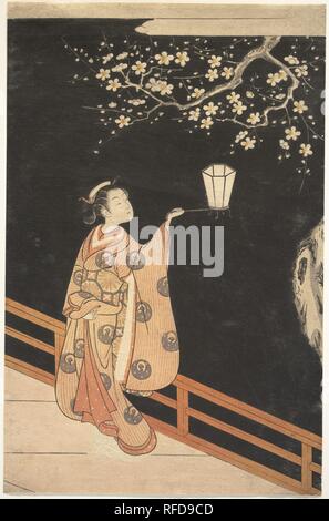 Frau bewundern Pflaume Blüten in der Nacht. Artist: Suzuki Harunobu (Japanisch, 1725-1770). Kultur: Japan. Abmessungen: Bild: 12 3/4 x 8 1/4 in. (32,4 x 21 cm). In diesem Druckjob, einer der Harunobu die meisten poetische Bilder, ein nymphlike Schönheit in einem eleganten Kimono gekleidet steht eine Laterne und verträumt schaut in die Pflaume Blüten. Das Bild der bewundernden Pflaume Blüten bei Nacht ist ein klassisches Thema in den Ostasiatischen poetischen Tradition und Harunobu lyrische Darbietung hat viele Gemeinsamkeiten mit der Kunst der Heian-zeit (794-1185). Die stilisierte Form des Cloud an der Oberseite der Drucken stärkt die Klasse Stockfoto