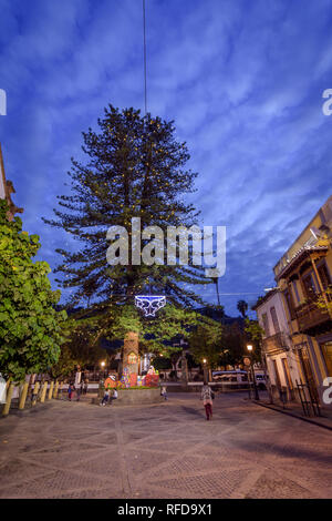 Nacht in Teror Hauptplatz Stockfoto