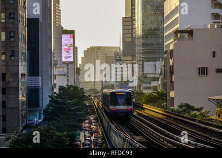 Bangkok, Thailand - Dec 24, 2018. BTS Skytrain auf der Schiene Schiene in Bangkok, Thailand. Jeder Zug der Masse Verkehr Schienennetz können über 1 Stockfoto