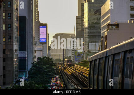 Bangkok, Thailand - Dec 24, 2018. BTS Skytrain auf der Schiene Schiene in Bangkok, Thailand. Jeder Zug der Masse Verkehr Schienennetz können über 1 Stockfoto