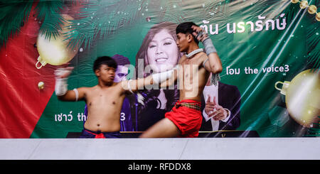 Bangkok, Thailand - Dec 24, 2017. Thai Boxer tun Übung auf der Bühne in Bangkok, Thailand. Die Geschichte des Muay Thai kann auch auf der Mitte verfolgt werden Stockfoto