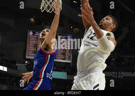 Madrid, Spanien. 24 Jan, 2019. Shane Larkin (links), #0 von Anadolu Efes und Walter Tavares, # 22 von Real Madrid in Aktion während der 2018/2019 Turkish Airlines EuroLeague Saison Runde 20 Spiel zwischen Real Madrid und Anadolu Efes an WiZink Zentrum in Madrid. Real Madrid (Spanien) beat Anadolu Efes (Türkei) 92-84. Credit: Jorge Sanz/Pacific Press/Alamy leben Nachrichten Stockfoto