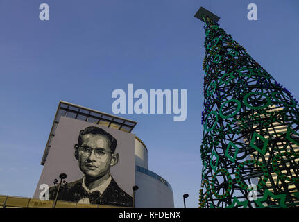 Bangkok, Thailand - Dec 24, 2018. Porträts der thailändische König Bhumibol Adulyadej in der Innenstadt von Bangkok, Thailand. Stockfoto