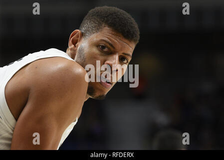 Madrid, Spanien. 24 Jan, 2019. Walter Tavares, # 22 von Real Madrid in Aktion während der 2018/2019 Turkish Airlines EuroLeague Saison Runde 20 Spiel zwischen Real Madrid und Anadolu Efes an WiZink Zentrum in Madrid. Real Madrid (Spanien) beat Anadolu Efes (Türkei) 92-84. Credit: Jorge Sanz/Pacific Press/Alamy leben Nachrichten Stockfoto