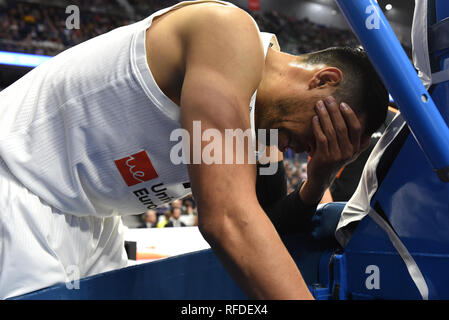 Madrid, Spanien. 24 Jan, 2019. Gustavo Ayón, #14 von Real Madrid Gesten während des 2018/2019 Turkish Airlines EuroLeague Saison Runde 20 Spiel zwischen Real Madrid und Anadolu Efes an WiZink Zentrum in Madrid. Real Madrid (Spanien) beat Anadolu Efes (Türkei) 92-84. Credit: Jorge Sanz/Pacific Press/Alamy leben Nachrichten Stockfoto