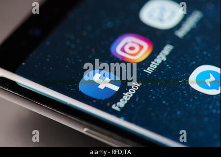New York, USA - Januar 24, 2019: Facebook und Instagram Symbole auf dem Bildschirm des Smartphones Nähe zu sehen. Stockfoto