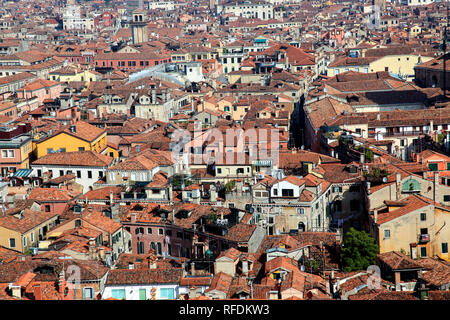 Blick vom Campanile über die Dächer von Venedig. Stockfoto