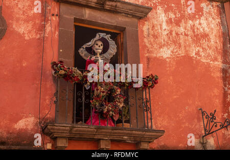 Modelle auf Balkon, Teil von Christbaumschmuck in San Miguel de Allende, Mexiko. Stockfoto