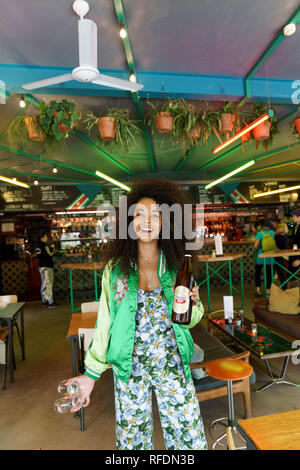 Bedienung des Restaurant Waterkant, Amsterdam, Niederlande Stockfoto