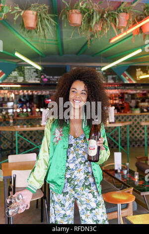 Bedienung des Restaurant Waterkant, Amsterdam, Niederlande Stockfoto