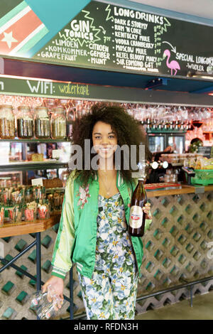 Bedienung des Restaurant Waterkant, Amsterdam, Niederlande Stockfoto