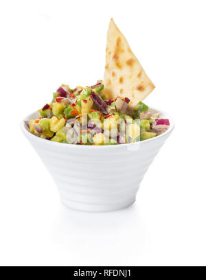 Guacamole in Schüssel auf weißem Hintergrund isoliert Stockfoto