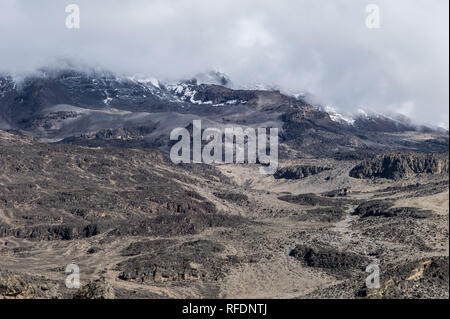 Besucher auf Afrikas höchsten Berg der Welt und des höchsten freistehenden berg, Mount Kilimanjaro, durch 5 Vegetationszonen auf dem Aufstieg Stockfoto