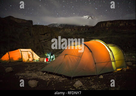 Besucher auf Afrikas höchsten Berg der Welt und des höchsten freistehenden berg, Mount Kilimanjaro, durch 5 Vegetationszonen auf dem Aufstieg Stockfoto