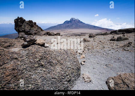 Besucher auf Afrikas höchsten Berg der Welt und des höchsten freistehenden berg, Mount Kilimanjaro, durch 5 Vegetationszonen auf dem Aufstieg Stockfoto