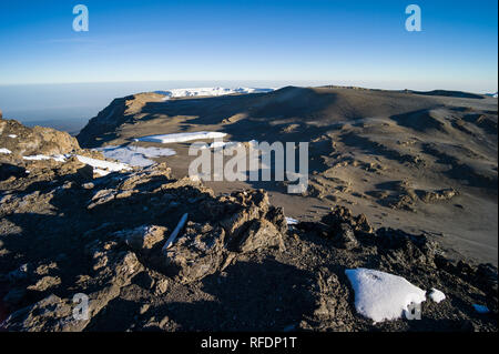 Besucher auf Afrikas höchsten Berg der Welt und des höchsten freistehenden berg, Mount Kilimanjaro, durch 5 Vegetationszonen auf dem Aufstieg Stockfoto